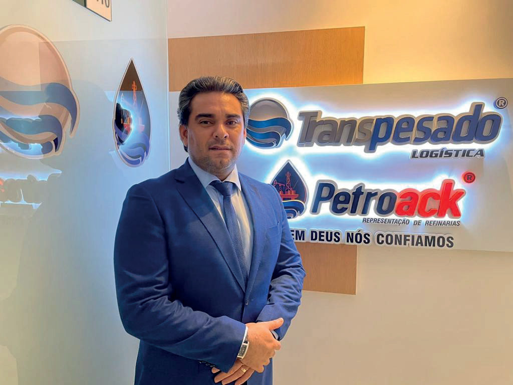Representante da Legaccy Co. diante da fachada das empresas Transpesado Logística e Petroack