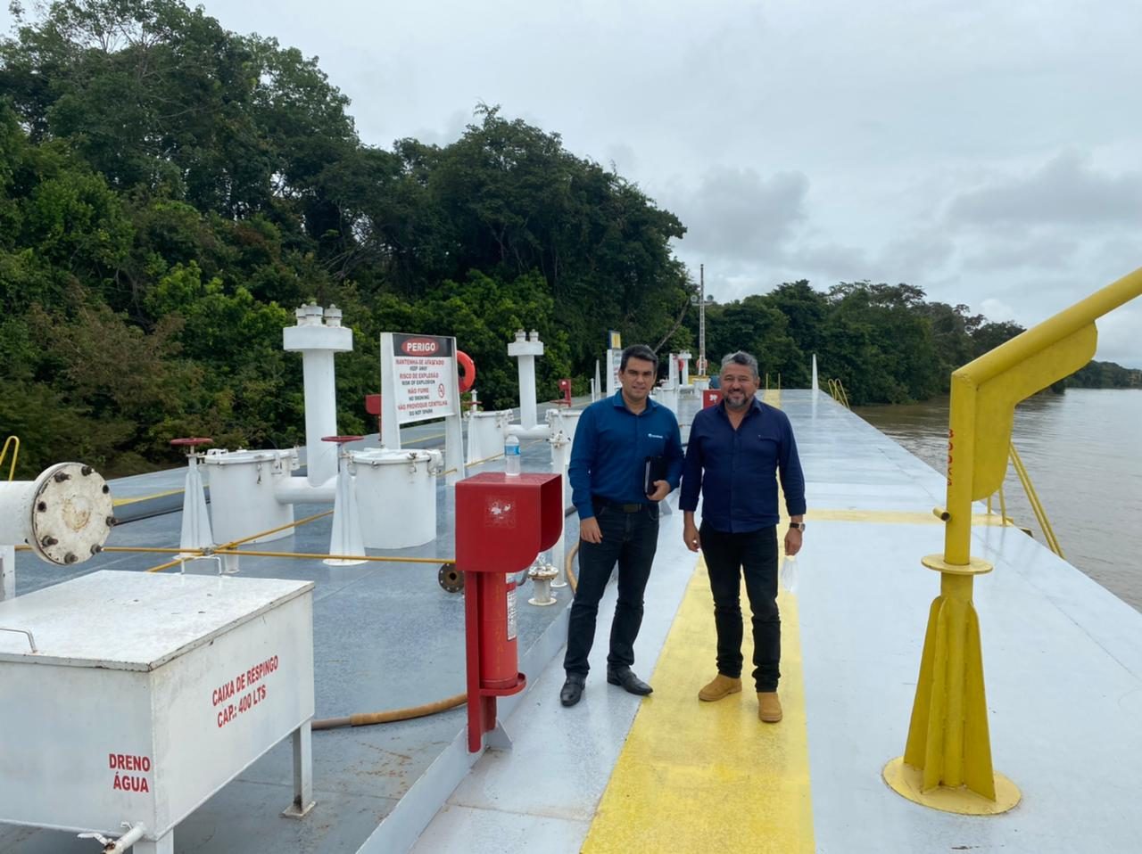 Equipe da Legaccy Co. em visita técnica a uma balsa em terminal fluvial